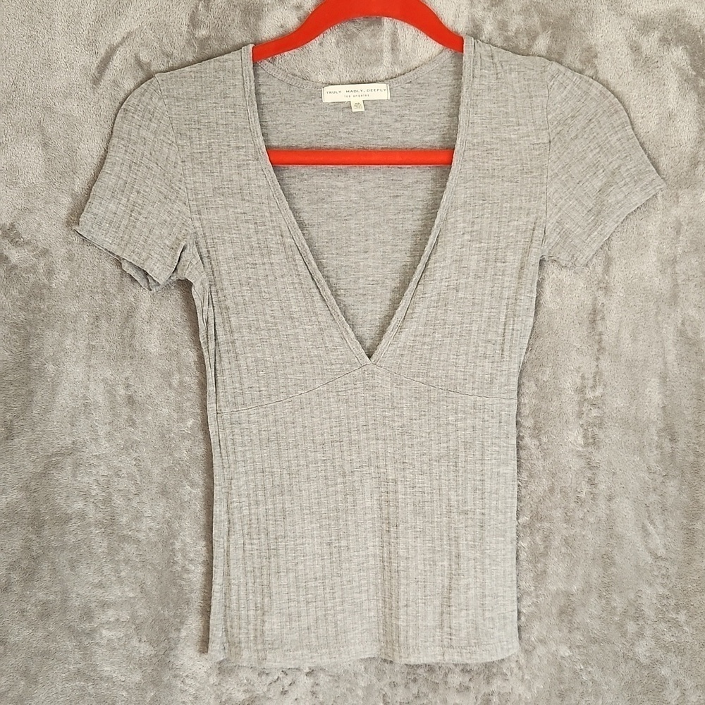 Truly Madly Deeply Gray V-neck Tee Shirt XS